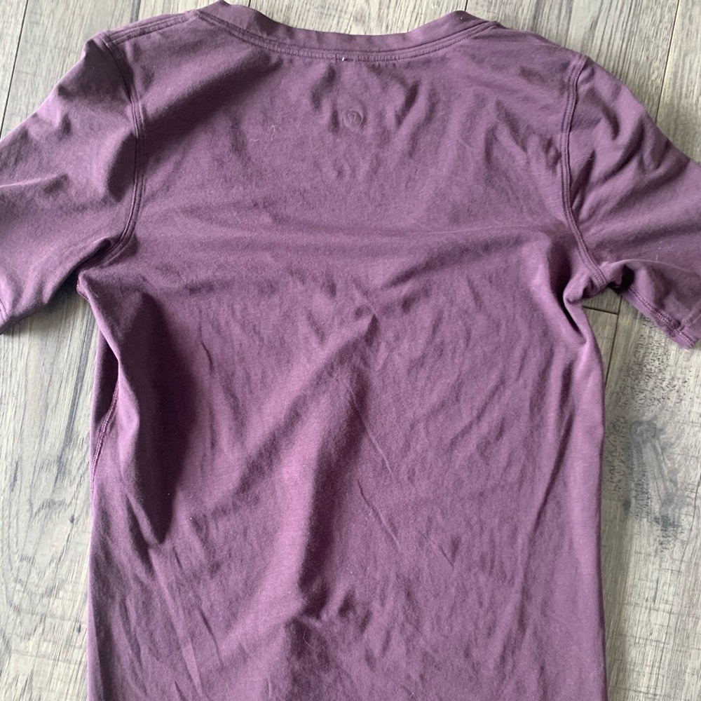 Lululemon 🍋 v neck top!